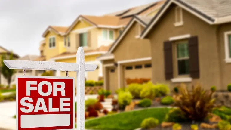 An Ontario neighborhood with modern homes, highlighting expected housing price increases in 2025.
