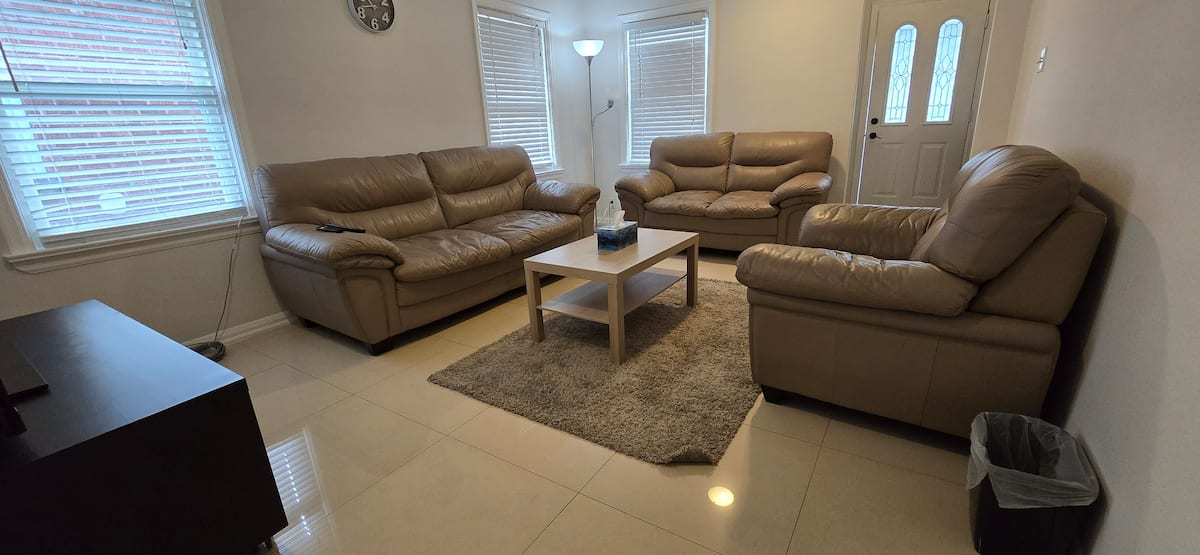Fully Furnished 2-Bedroom Bungalow for Lease in Lansing-Westgate